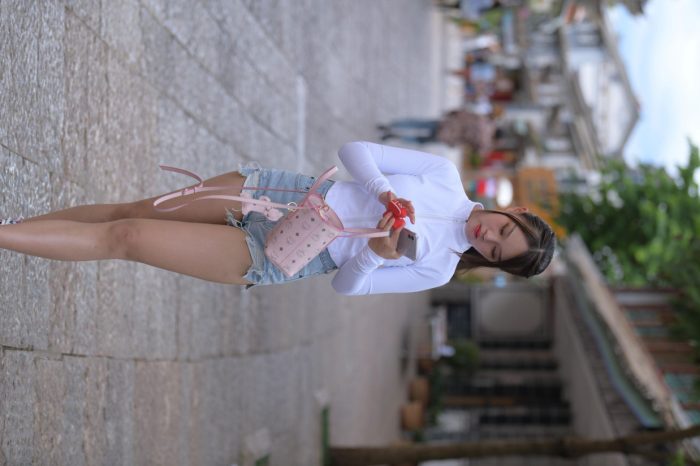 紧身牛仔短裤骑自行车的漂亮女孩【588P】00053-嘿图库