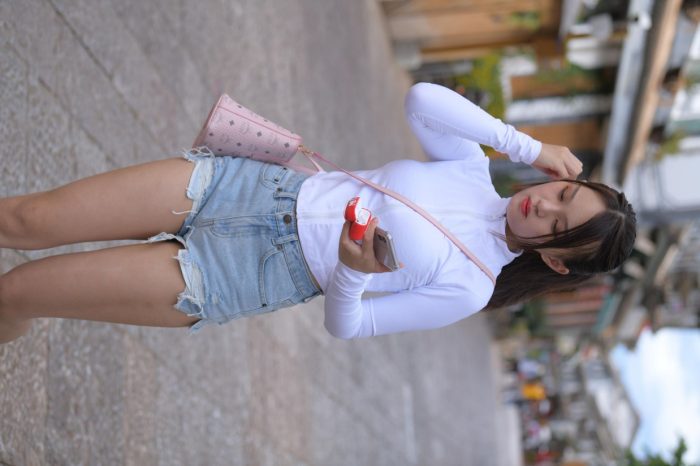 紧身牛仔短裤骑自行车的漂亮女孩【588P】00053-嘿图库