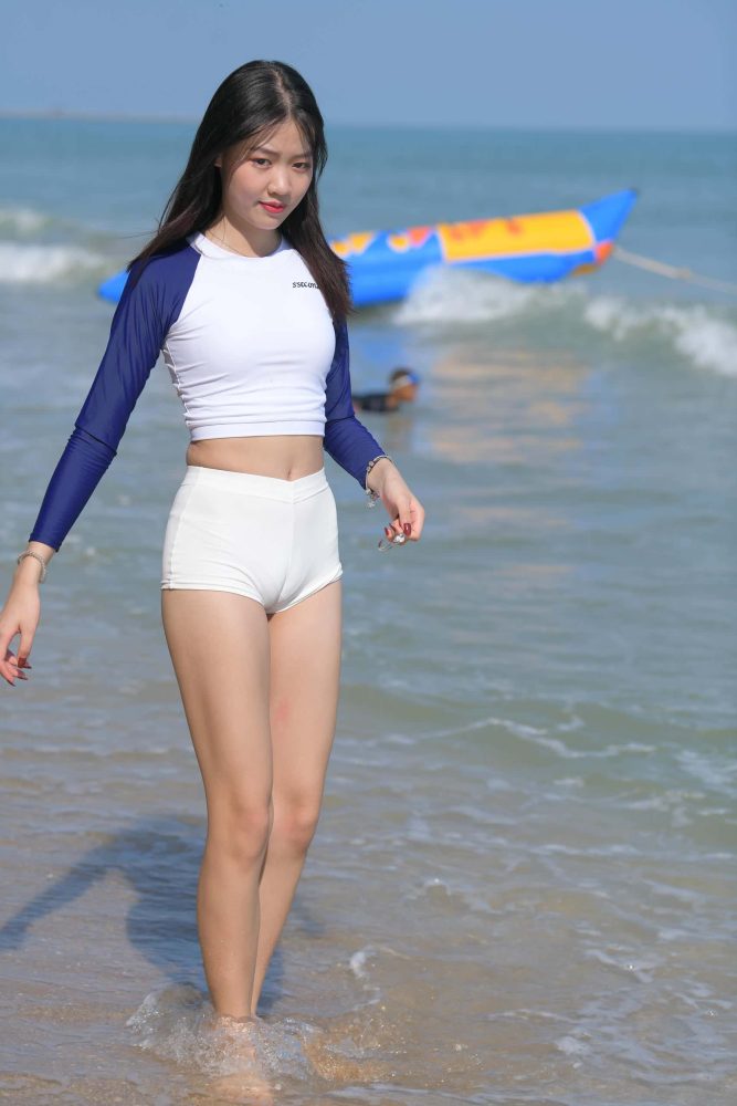 海边玩耍的蓝白上衣热裤女孩【161P】J0848-嘿图库