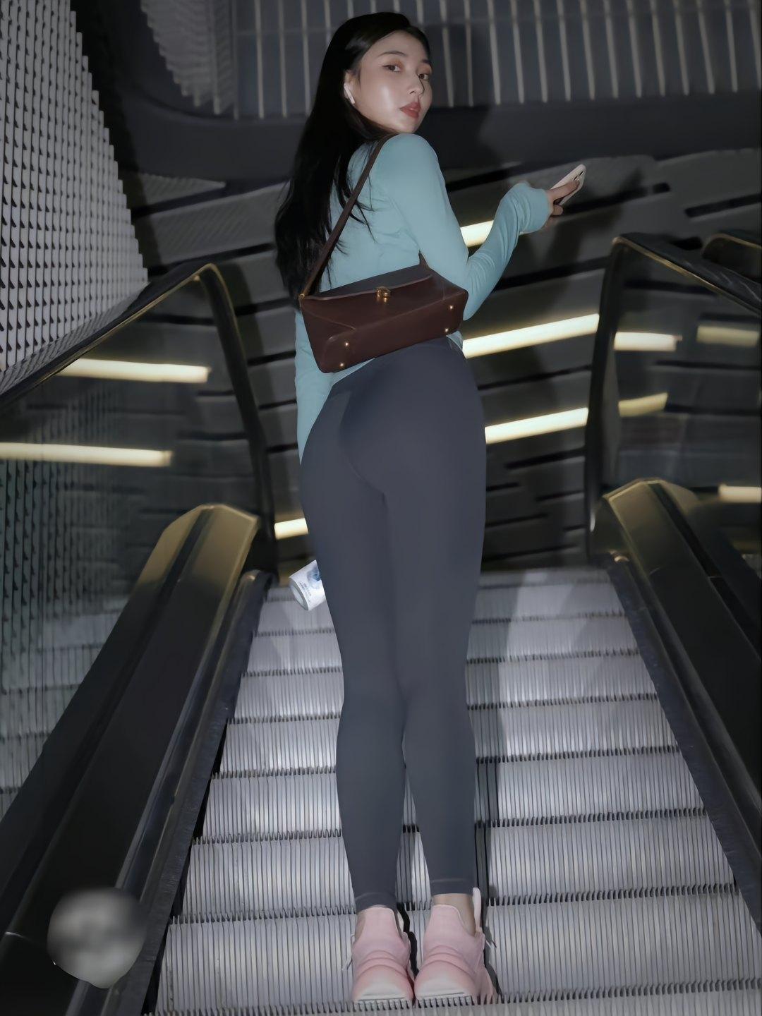 图片[1]-晚上逛商场的瑜伽裤漂亮女孩J2244 225P2V-15.1GB-嘿图库