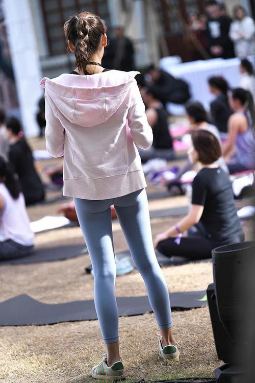 图片[2]-在广场看热闹的瑜伽裤女人-嘿图库