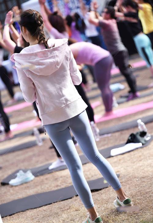 在广场看热闹的瑜伽裤女人-嘿图库