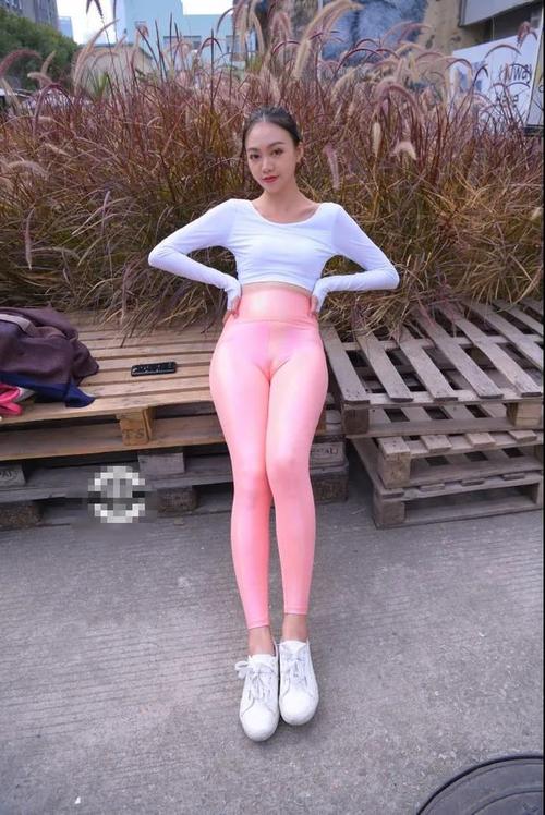 图片[2]-粉色紧身裤漂亮女孩 J1433 749P1V-20.0GB-嘿图库
