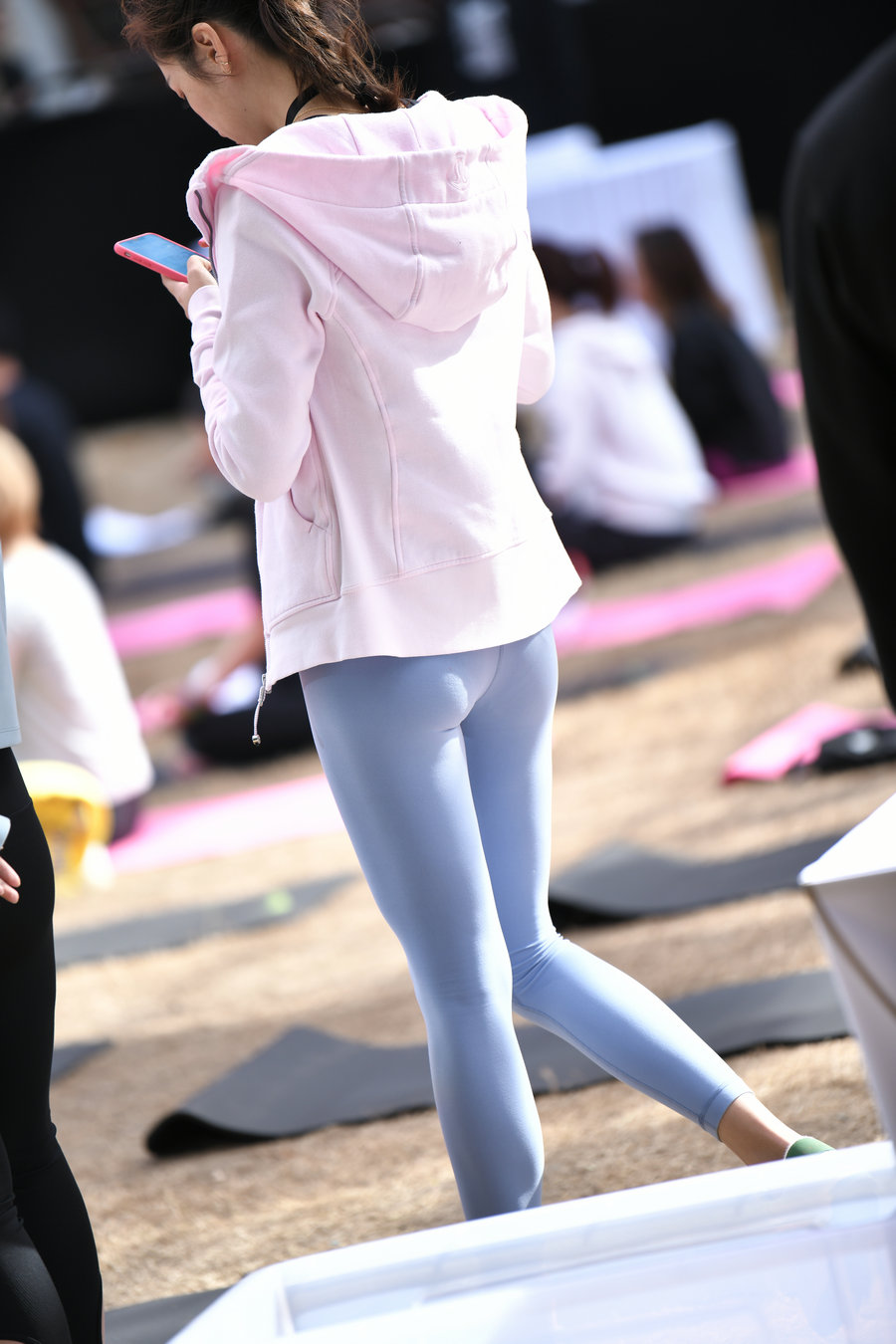 图片[3]-在广场看热闹的瑜伽裤女人-嘿图库