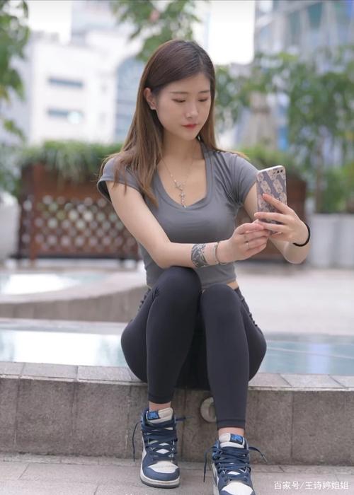 图片[1]-有小虎牙非常甜美的瑜伽裤女孩-嘿图库