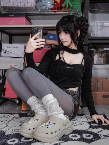 图片[8]-牛仔热裤+灰丝姑娘玩自拍-嘿图库