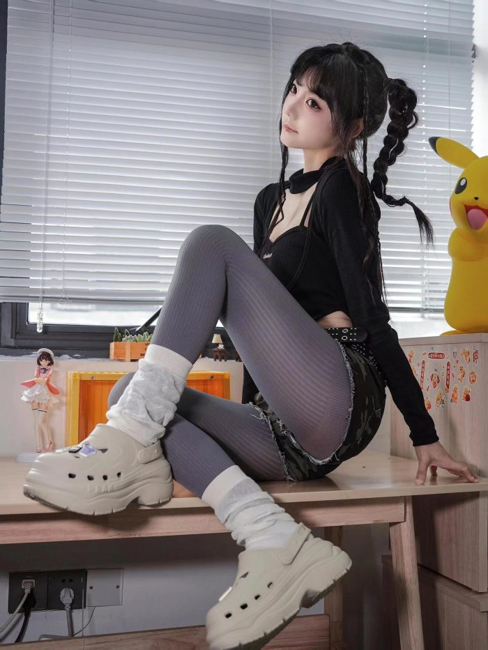 牛仔热裤+灰丝姑娘玩自拍-嘿图库