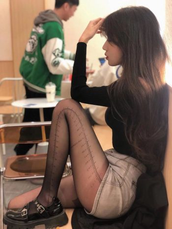 图片[1]-牛仔短裤+黑丝，太好看了吧-嘿图库