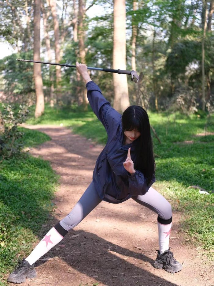 爱爬山的瑜伽裤MM，太甜美了！~-嘿图库