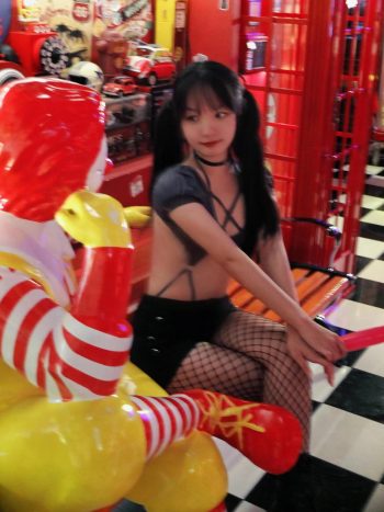 图片[3]-网格丝袜的清纯双马尾小姑娘-嘿图库