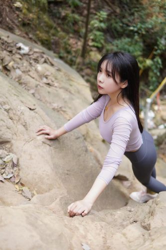 图片[8]-穿瑜伽裤爬山的长发少女-嘿图库