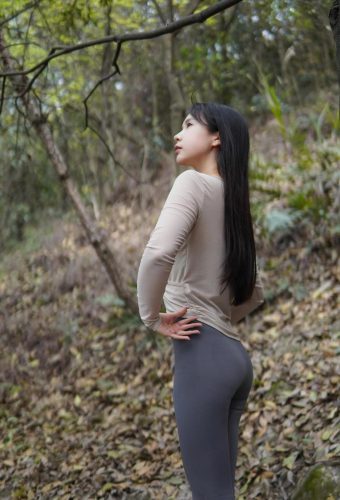 图片[5]-穿瑜伽裤爬山的长发少女-嘿图库