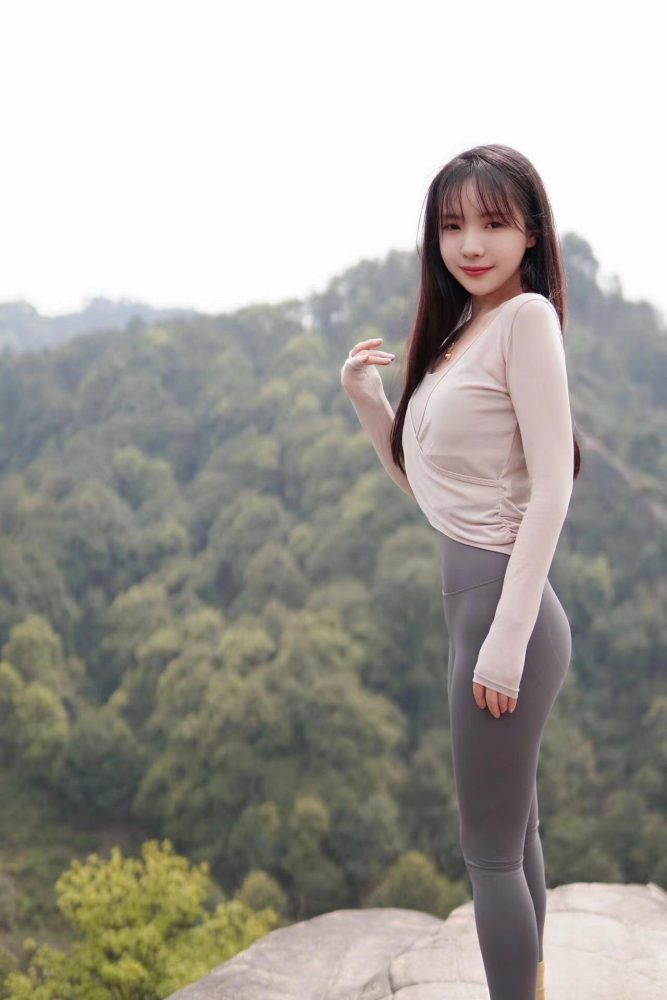 穿瑜伽裤爬山的长发少女-嘿图库