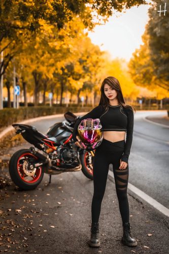 图片[1]-骑摩托车的瑜伽裤美女身材太好了！-嘿图库