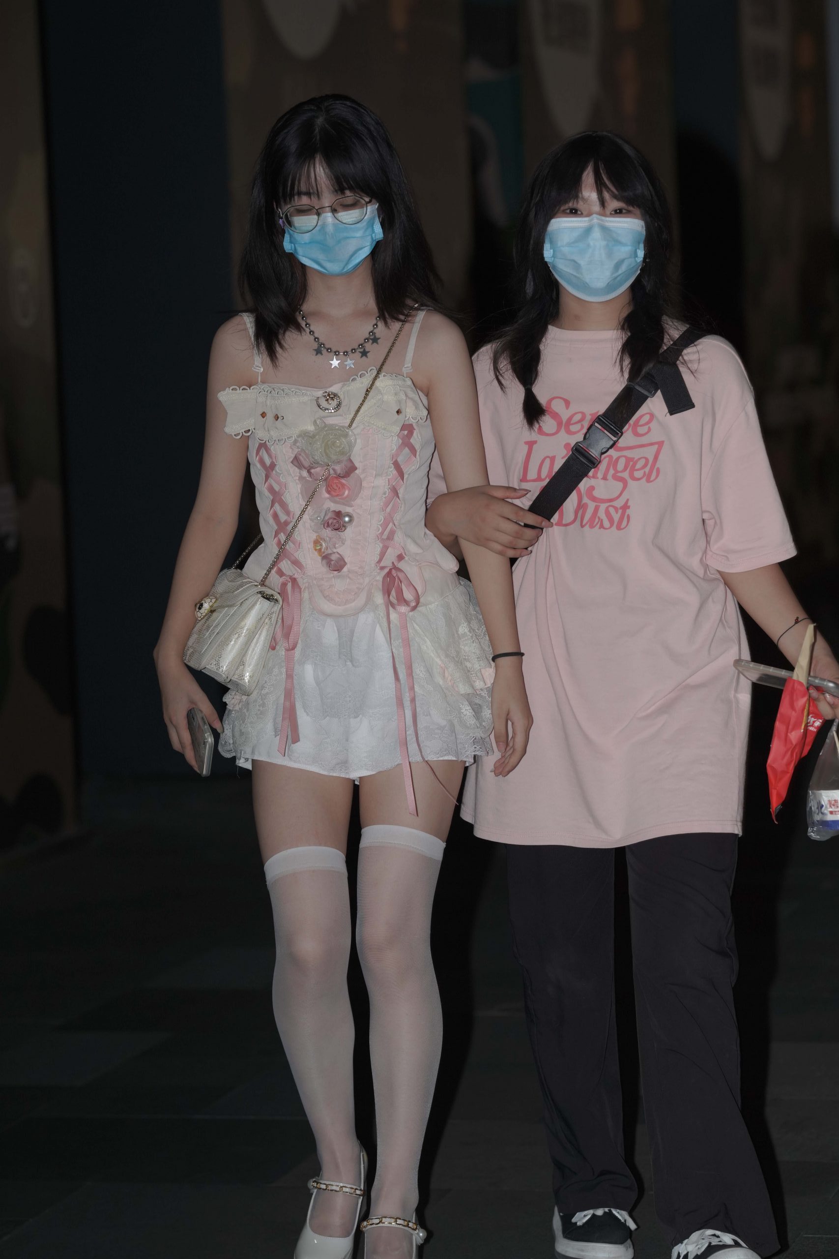 图片[1]-正在逛街的粉色连衣裙妹子【76P】YA6443-嘿图库