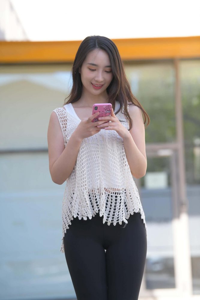 阳光下玩自拍的瑜伽裤姑娘【656P】J3341-嘿图库