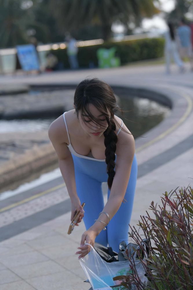 出门游玩的蓝色瑜伽裤妹子【591P】J6087-嘿图库