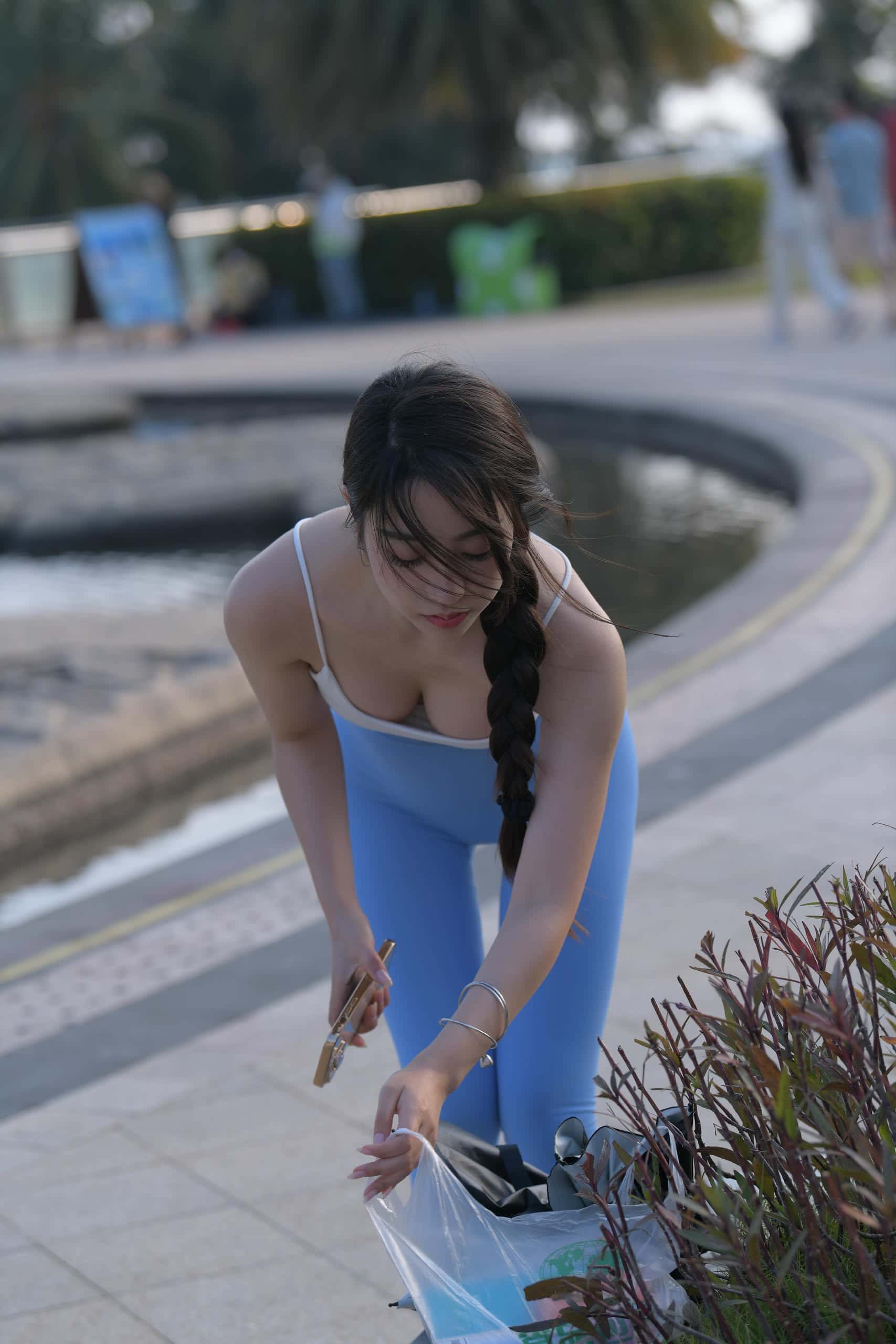 图片[1]-出门游玩的蓝色瑜伽裤妹子【591P】J6087-嘿图库