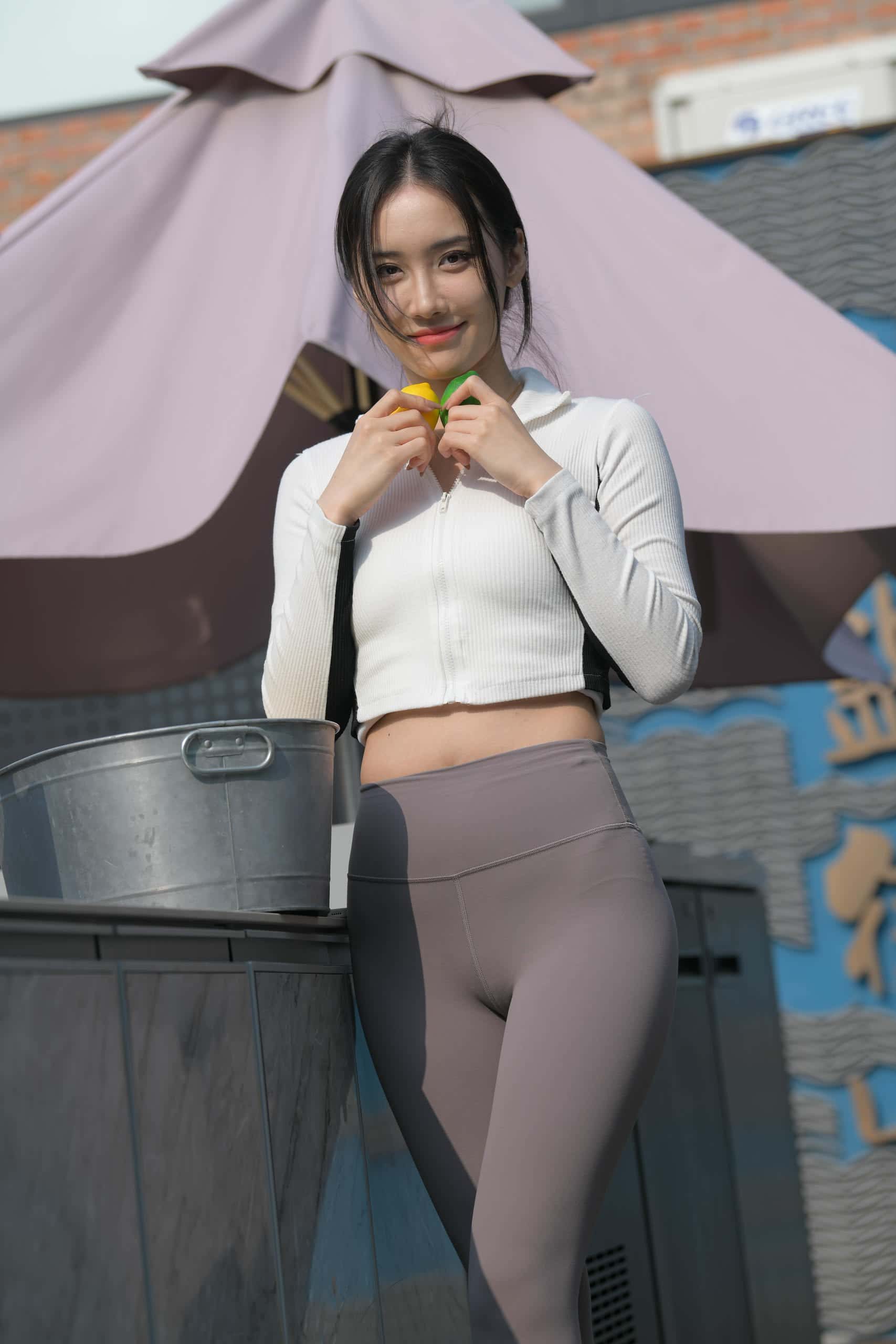 图片[1]-又飒又美的紫色瑜伽裤姑娘【701P】J8165-嘿图库