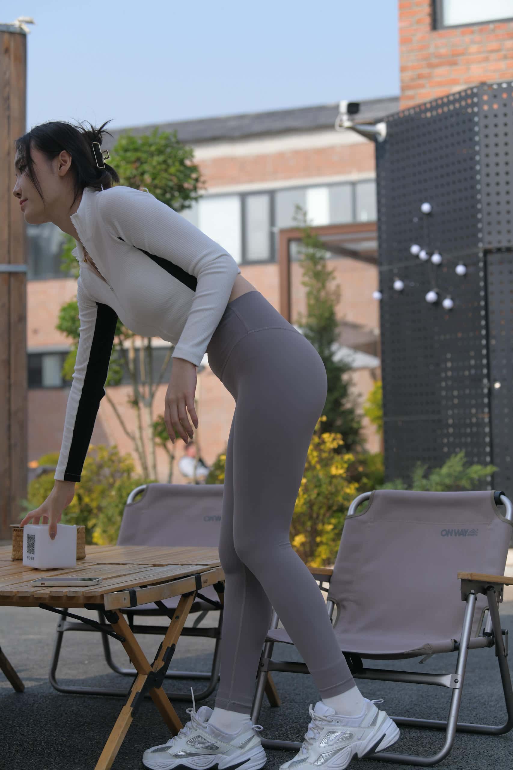 图片[4]-又飒又美的紫色瑜伽裤姑娘【701P】J8165-嘿图库