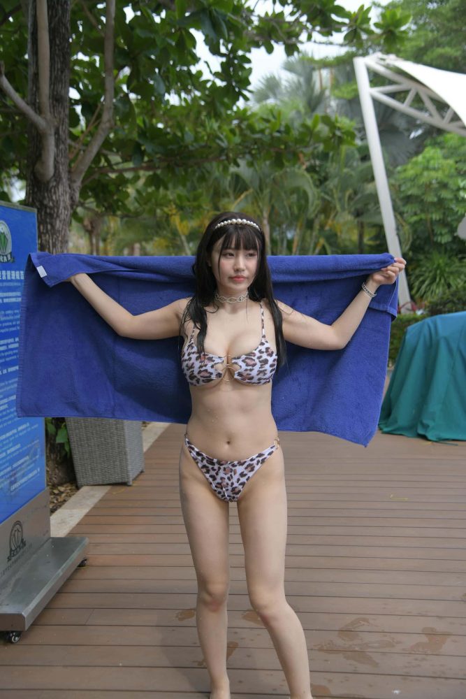 海边玩耍的豹纹泳装姑娘【493P】J1075-嘿图库