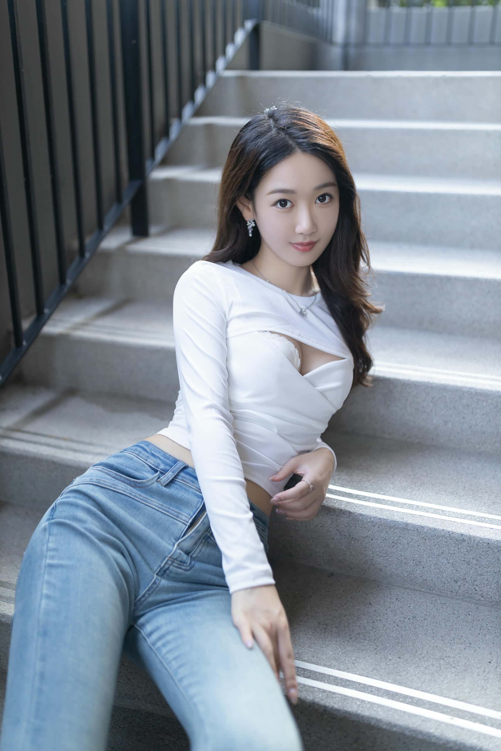 图片[1]-唐安琪 – 户外牛仔裤写真 【40P】P25226-嘿图库