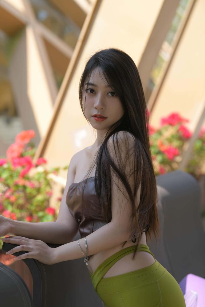 穿绿色瑜伽裤的女孩【669P】P213-嘿图库